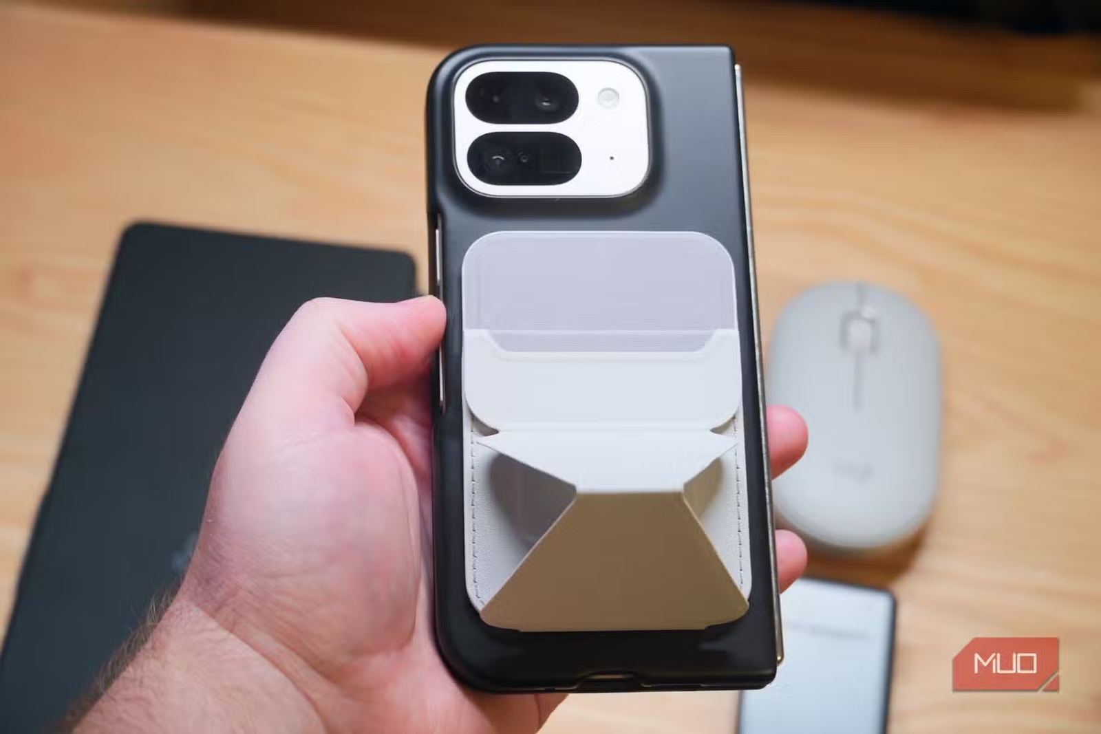 4 Cheap Gadgets That Make an Android Phone a Real Laptop Replacement